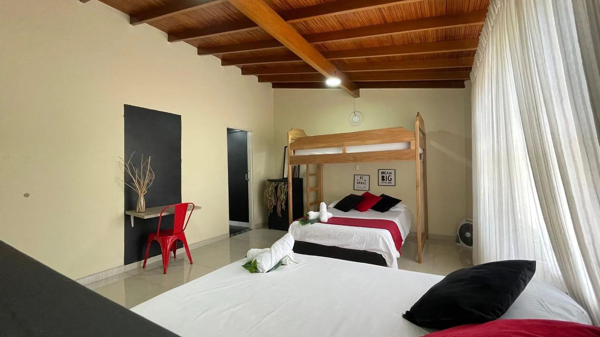 Homestay Home Colors - Comodas Habitaciones Estadio Medellin