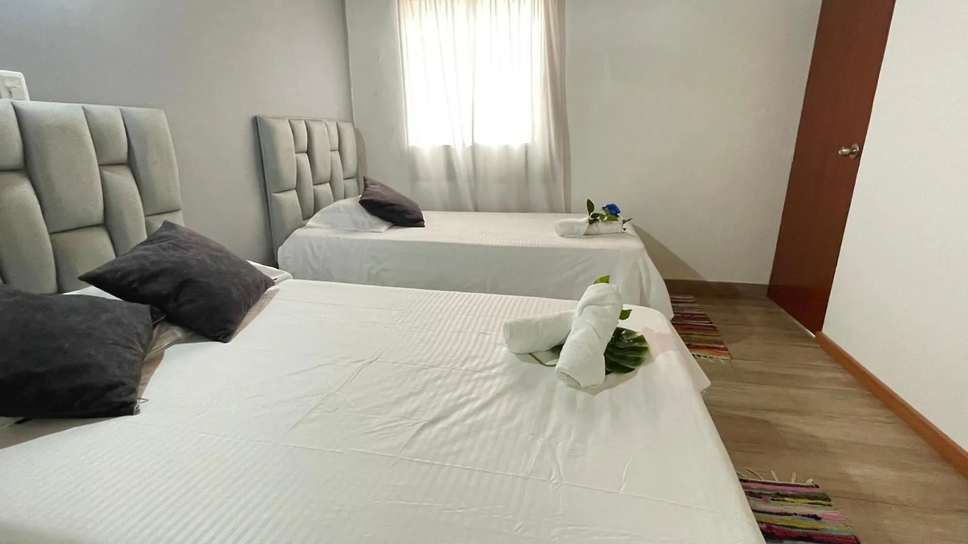 Homestay Home Colors - Comodas Habitaciones Estadio Medellin