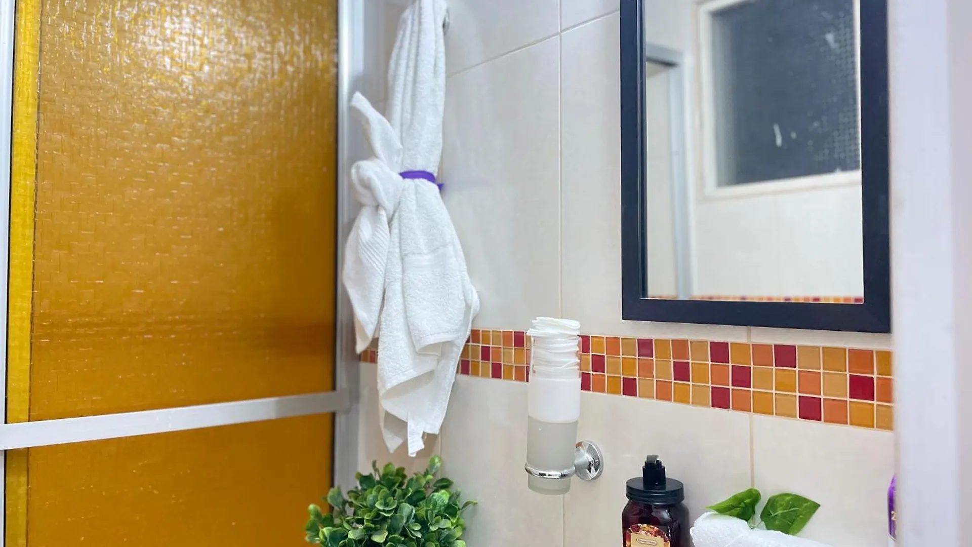 Homestay Home Colors - Comodas Habitaciones Estadio Medellin Colombia