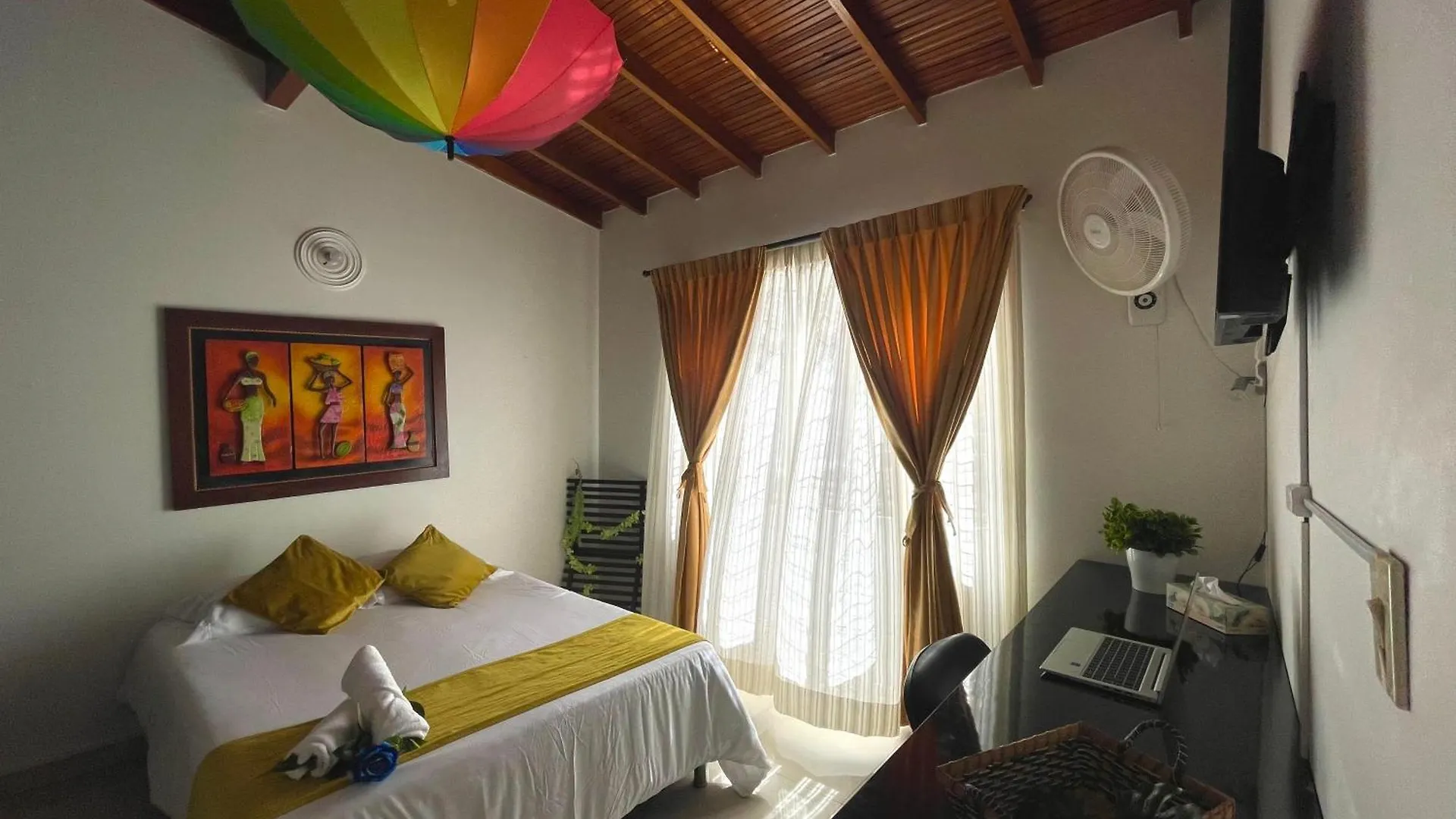 Homestay Home Colors - Comodas Habitaciones Estadio Medellin