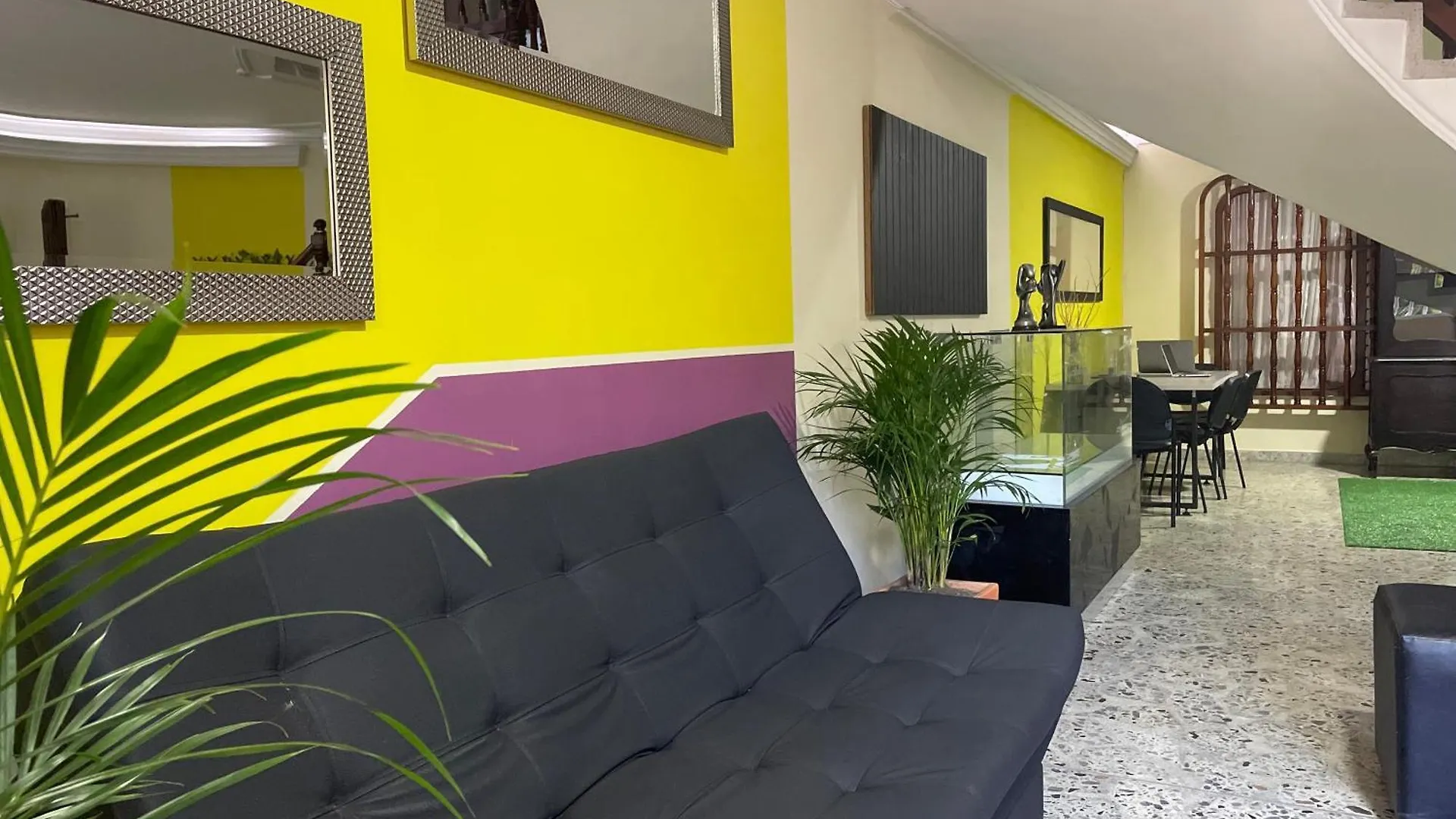 Homestay Home Colors - Comodas Habitaciones Estadio Medellin Colombia