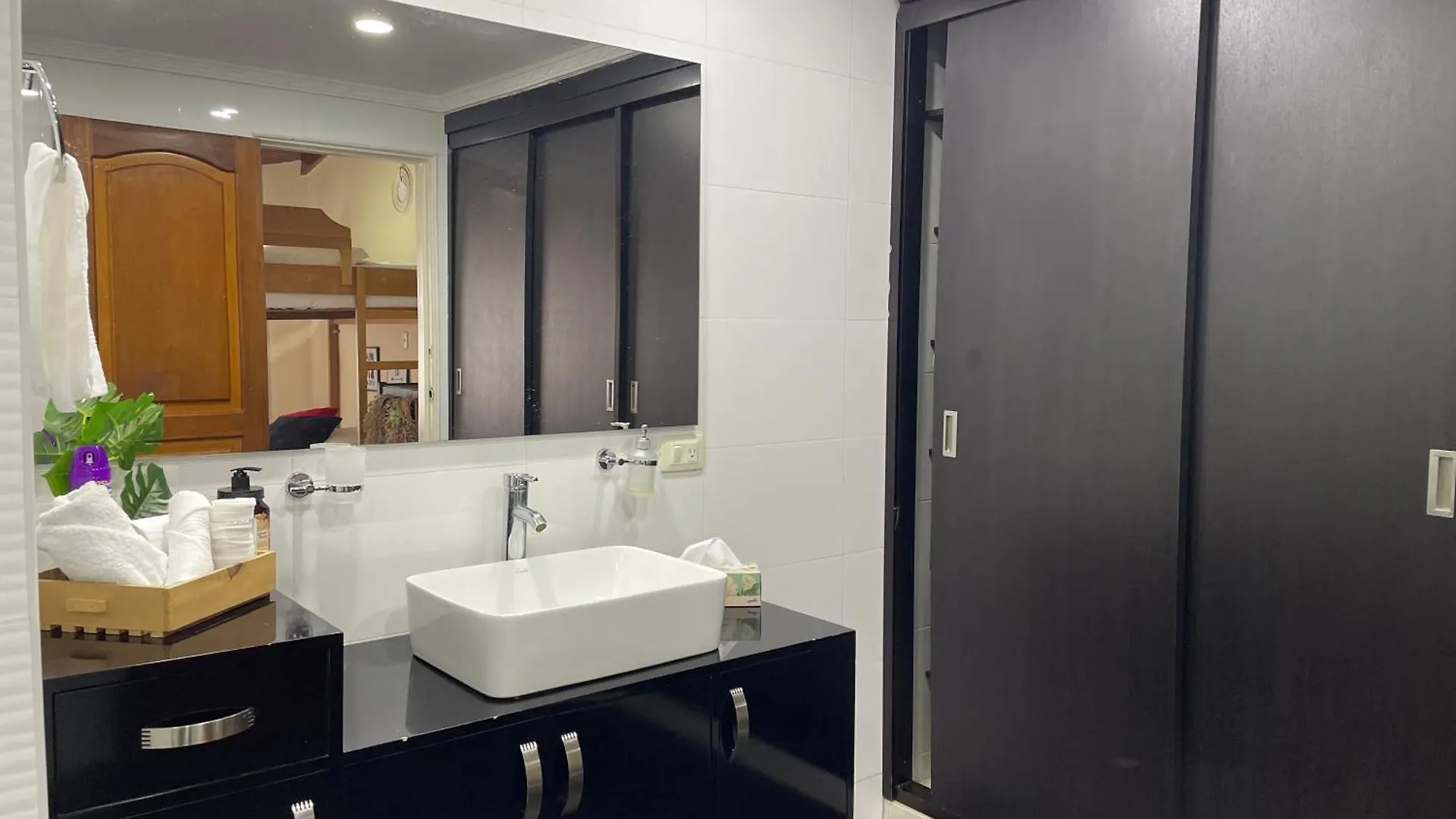 Homestay Home Colors - Comodas Habitaciones Estadio Medellin