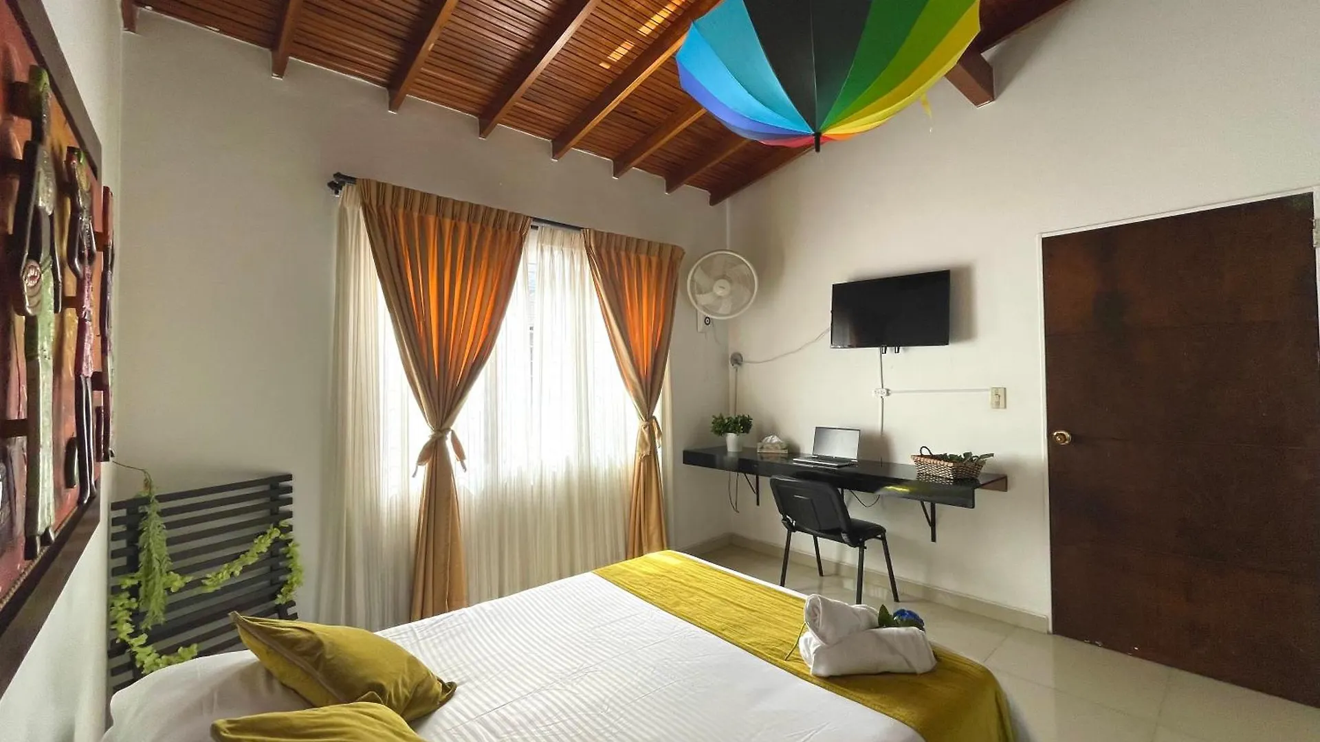 Homestay Home Colors - Comodas Habitaciones Estadio Medellin Colombia