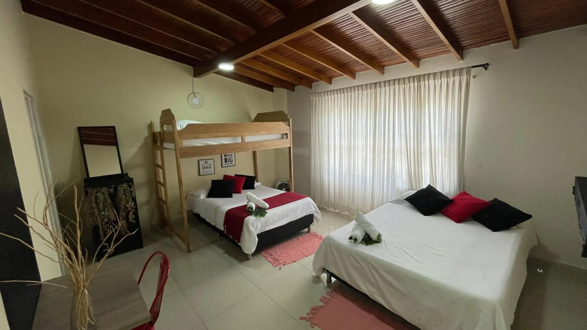 Homestay Home Colors - Comodas Habitaciones Estadio Medellin