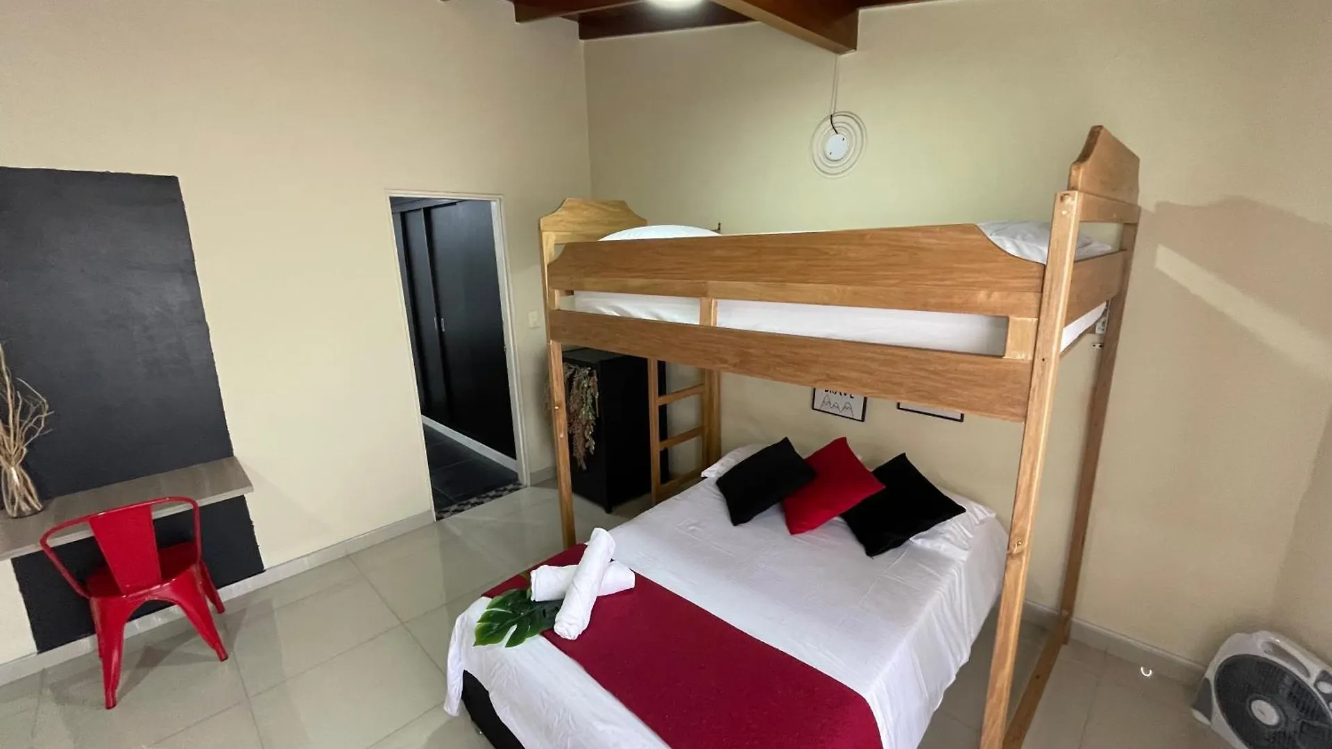 Homestay Home Colors - Comodas Habitaciones Estadio Medellin